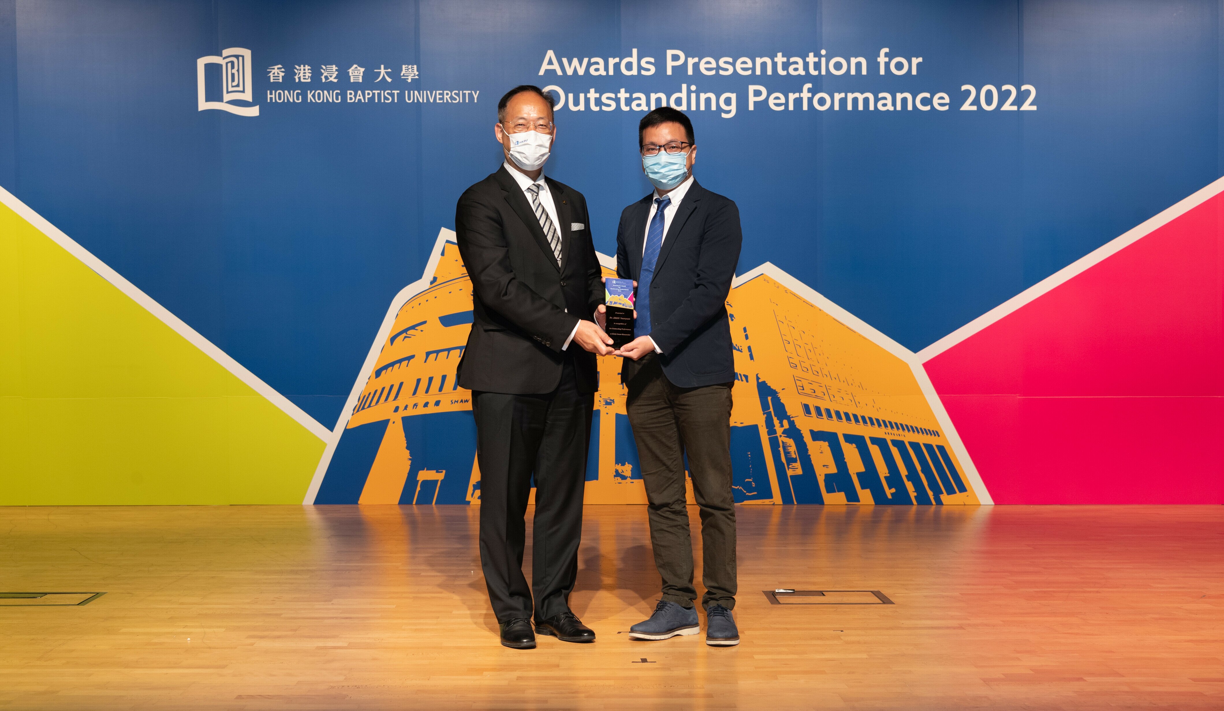 Assistant Professor ZHOU Yuanyuan was presented with President’s Award for Outstanding Performance as Early Career Researcher